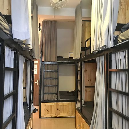 Wanderlust Saigon Hostel & Rooftop Bar Хошимін Екстер'єр фото