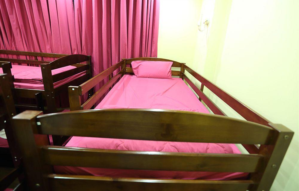Wanderlust Saigon Hostel & Rooftop Bar Хошимін Екстер'єр фото