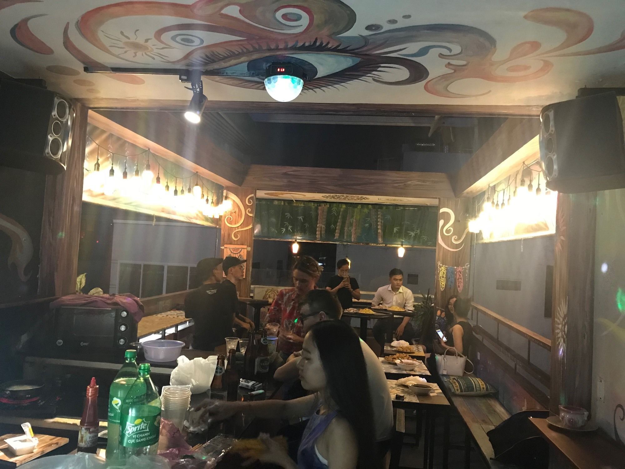 Wanderlust Saigon Hostel & Rooftop Bar Хошимін Екстер'єр фото