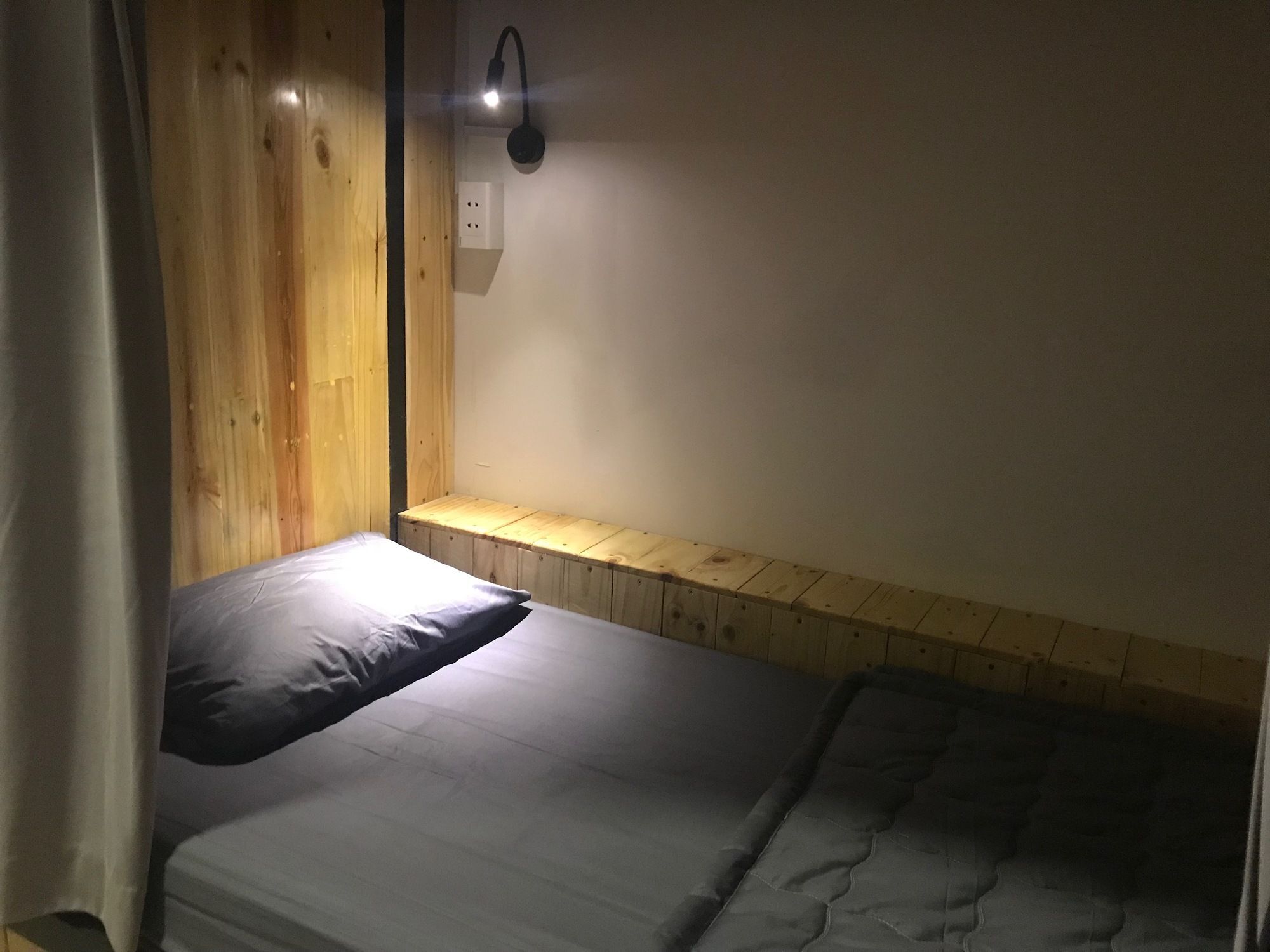 Wanderlust Saigon Hostel & Rooftop Bar Хошимін Екстер'єр фото