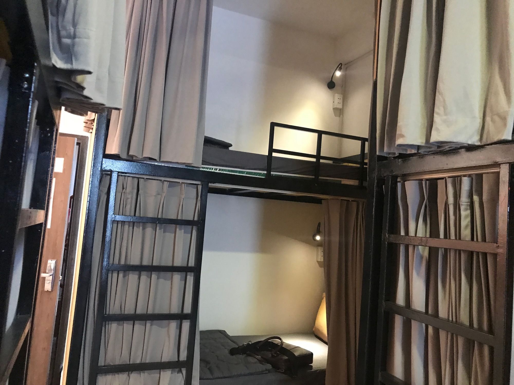 Wanderlust Saigon Hostel & Rooftop Bar Хошимін Екстер'єр фото